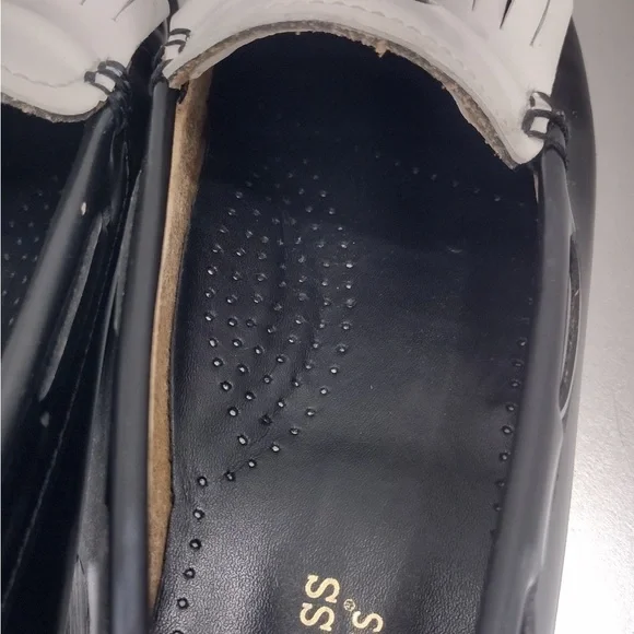Bass Black and White Leather Loafers size 7 preOwned Exellent condition